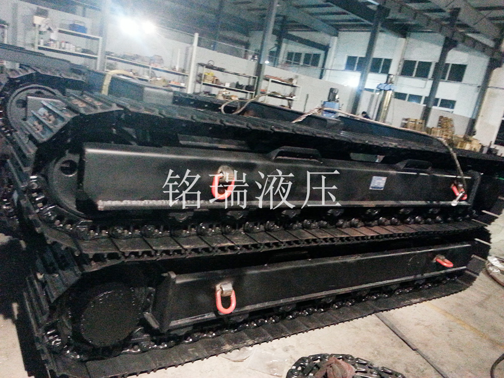 20噸拱形梁鉆機(jī)底盤(pán)