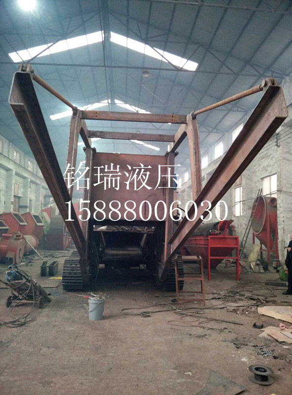 60噸移動(dòng)破碎機(jī)泵統(tǒng)和底盤(pán)調(diào)試現(xiàn)場(chǎng)